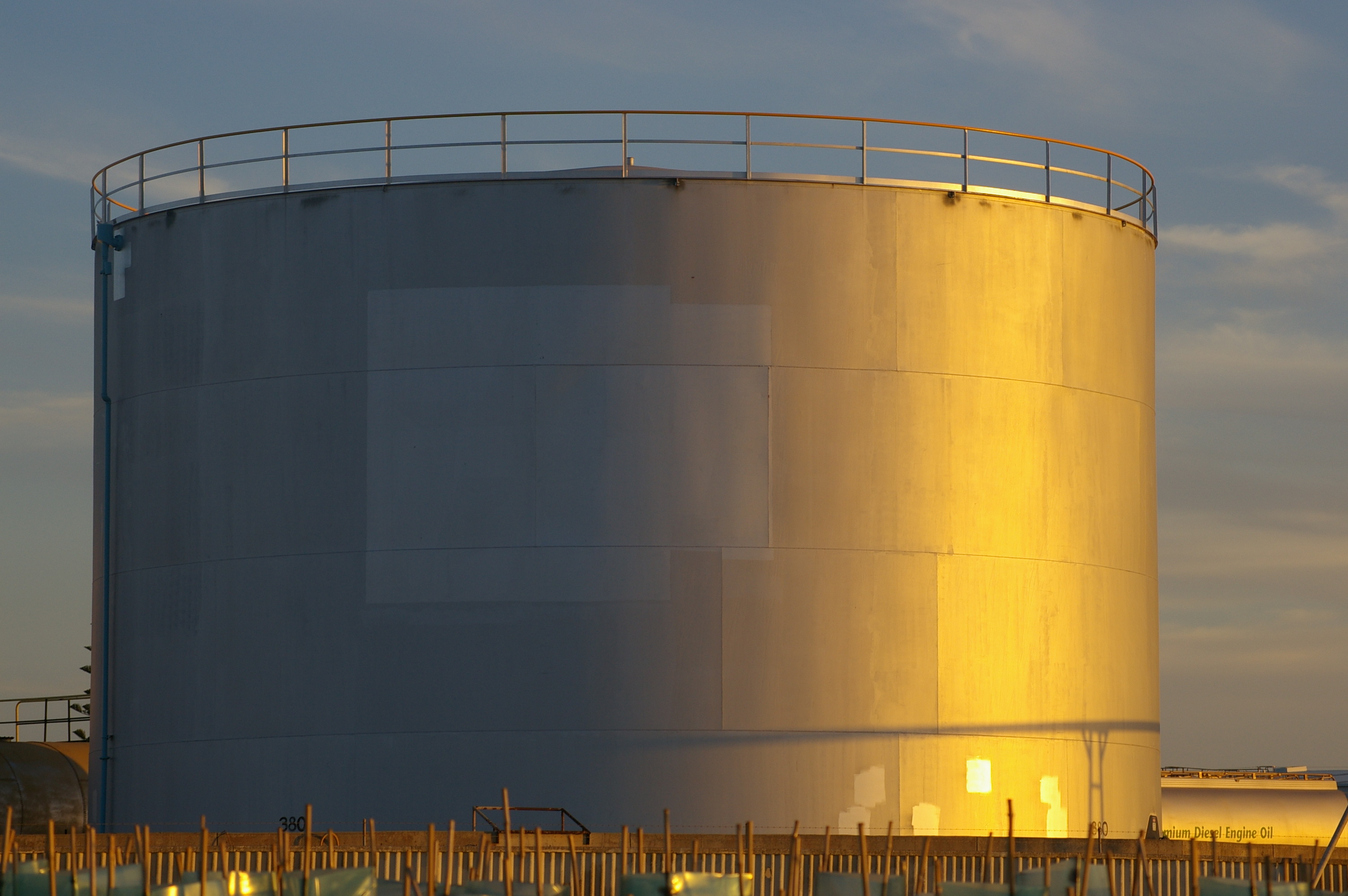 Резервуар вертикальный 5. Цилиндрические резервуары-нефтехранилища Шухова. Подземные нефтехранилища. Резервуар РВС-3000. Резервуары вертикальные стальные для нефти и нефтепродуктов.