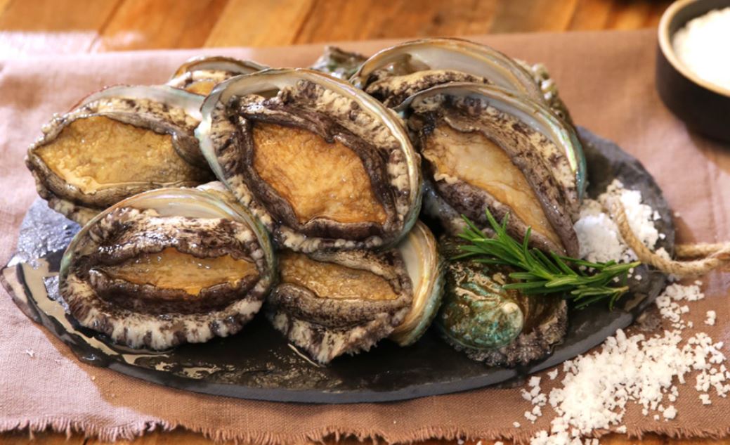 Морское ушко. Галиотис блюдо. Abalone. Дорогая еда в ракушках. Abalone eat.