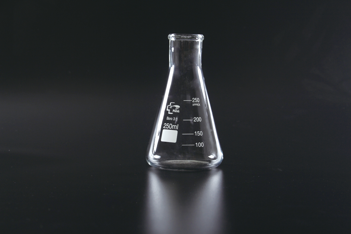 Раствор колб. Колба коническая 250 мл. Erlenmeyer Flask / Conical Flask. Колба с широким горлышком. Колба на черном фоне.