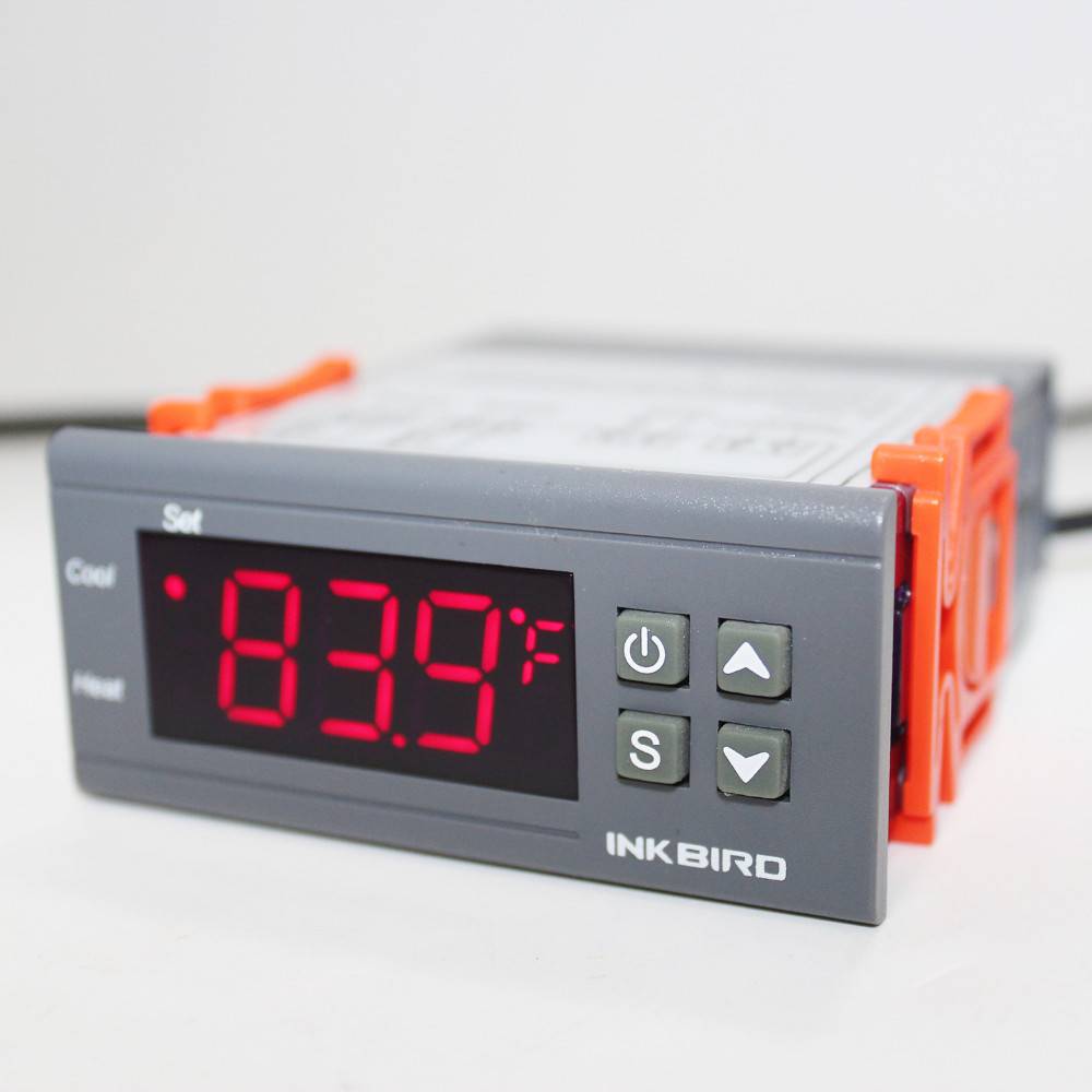 Digital thermostat for incubator