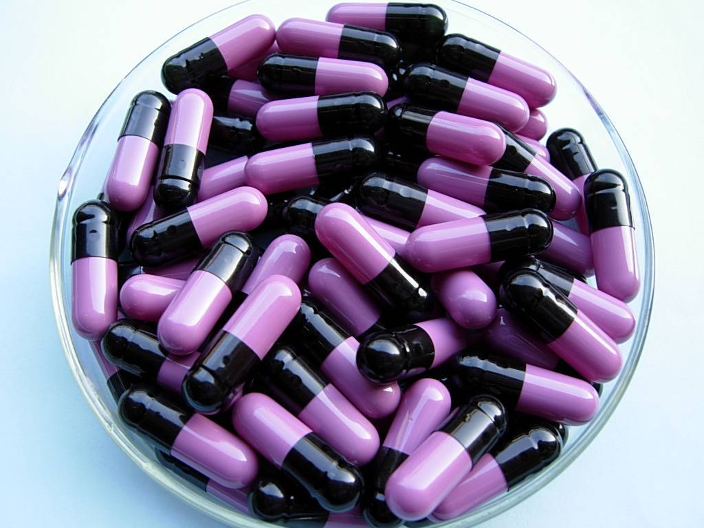 Можно капсулу. Фиолетовые капсулы таблетки. Капсула. Таблетки в капсулах сиреневого цвета что это. Чёрно фиолетовые капсулы таблетки.