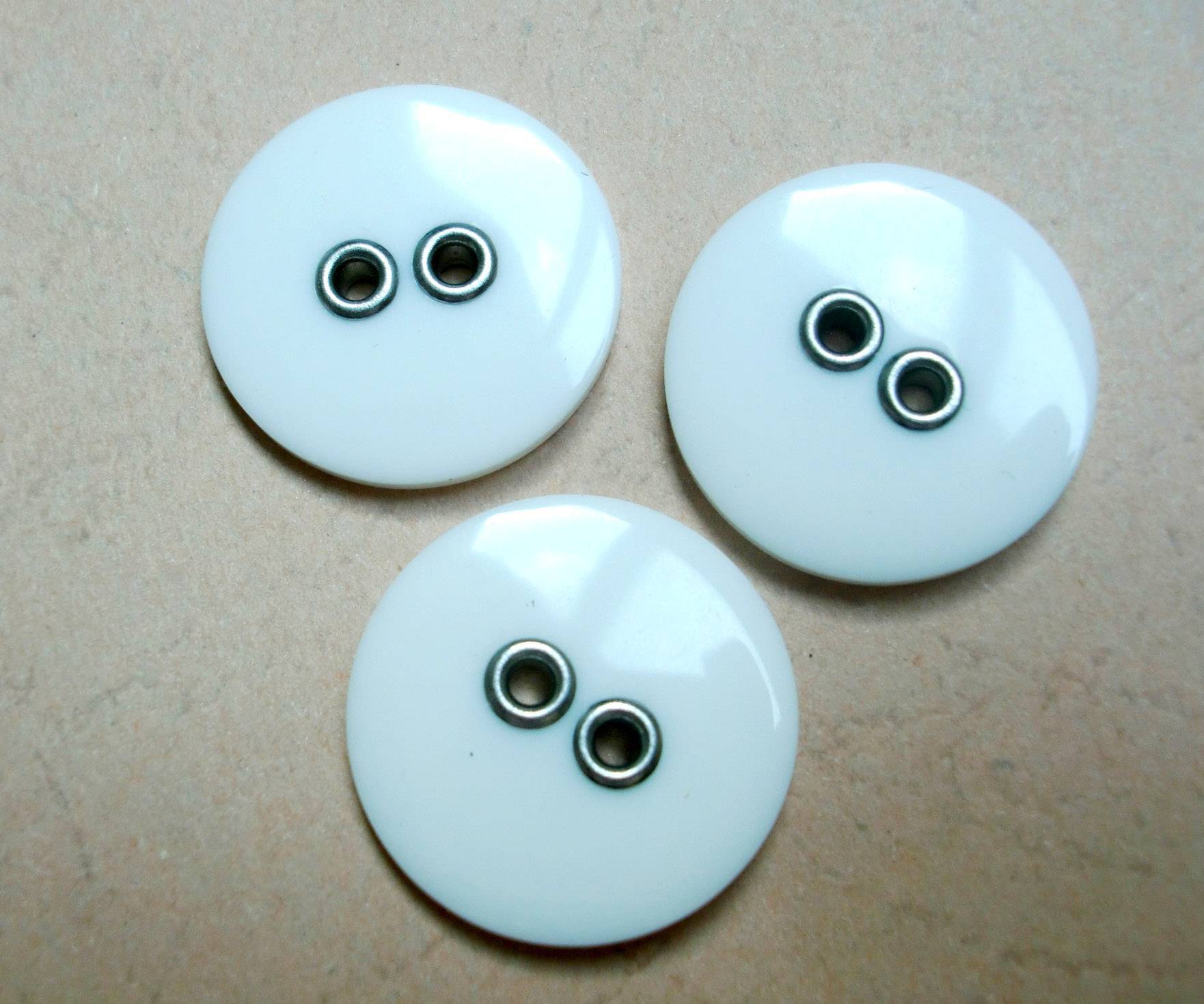 eyelet button