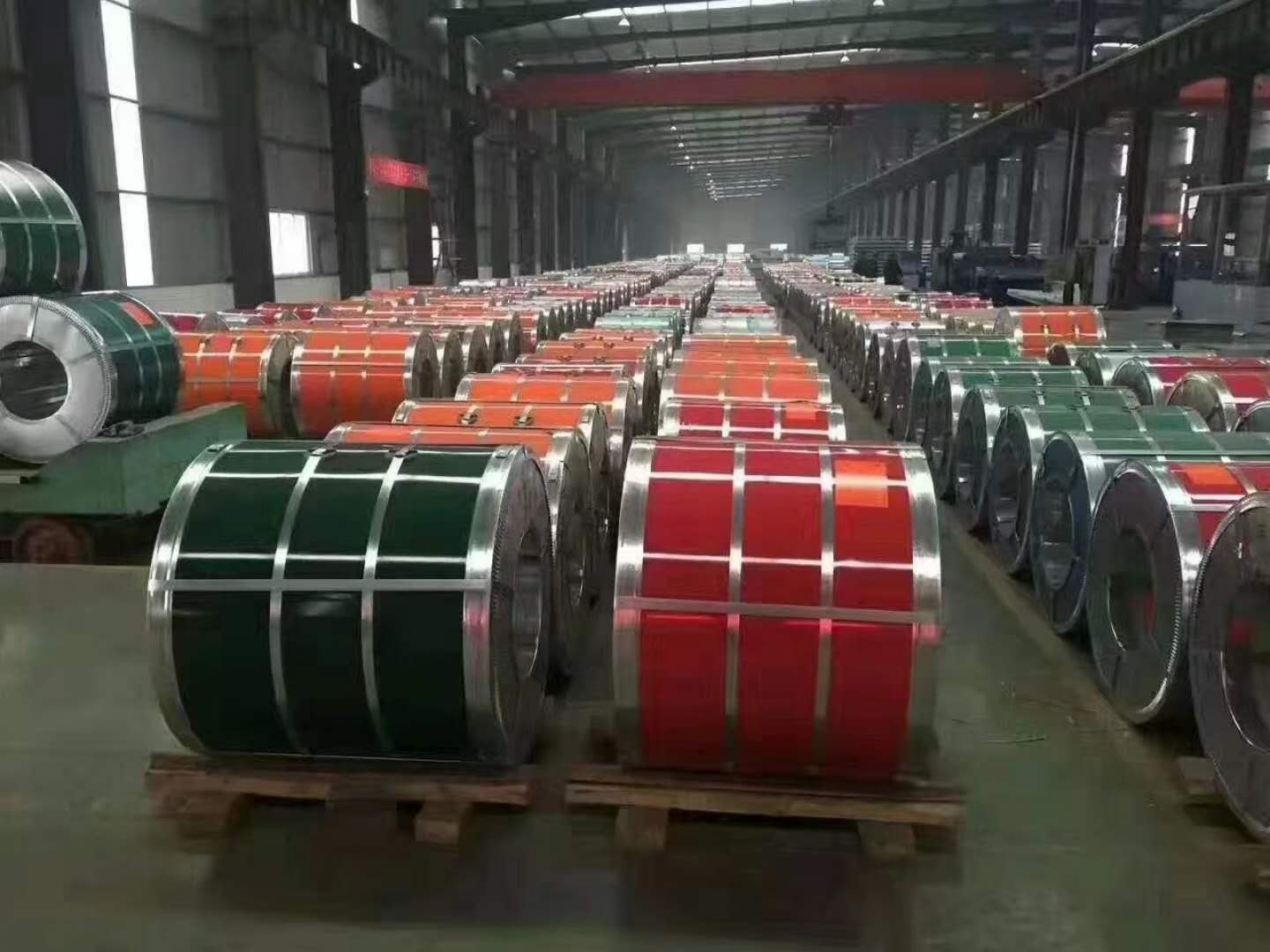 Производство цвет. Color Coated Steel Coil. PPGI Steel Coil. Рулон металла для профнастила. Рулонная сталь цветная.